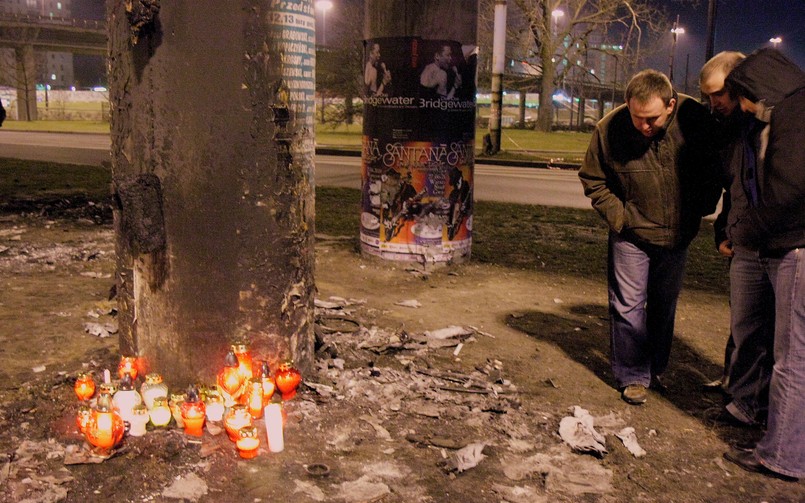 W miejscu, gdzie rozbiło się ferrari, wiele osób szukało fragmentów auta