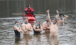 30 śmiałków weszło do lodowatej wody. Studenci SUM-u uczcili urodziny uczelni morsowaniem