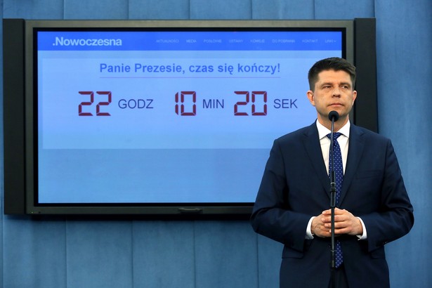 Petru pytany, dlaczego nie klaskał po zakończeniu orędzia prezydenta, powiedział, że trudno mu było klaskać po takim przemówienie w kontekście jaki mamy obecnie