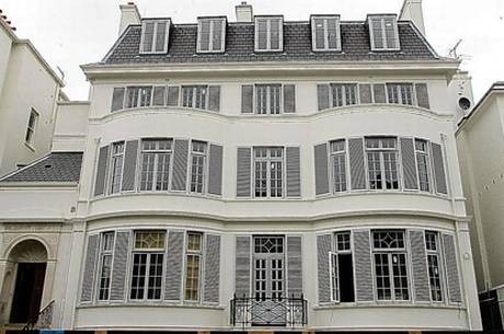 Siedziba byłej szkoły podstawowej dla dziewcząt z siedzibą w Londynie. Obecnie jest to apartamet wyposażony w 10 sypialni, podziemny basen i kino. Przestrzeń otaczająca budynek nie odpowiada rozmachowi jego wnętrza. Znajdują się tam wielkie wnętrza, zawierające marmurowe kolumny, złote, mosiężne i drewniane elementy wystroju, meble z całego świata i bezcenne dzieła sztuki. Właścicielką domu jest Elena Franchuk, ukraińska oligarchini i córka byłego prezydenta.