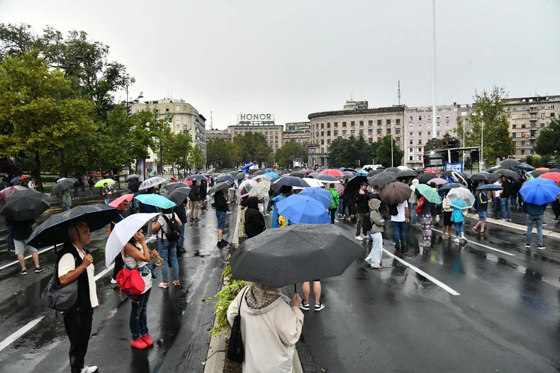 Okupljanje ispred Skupštine