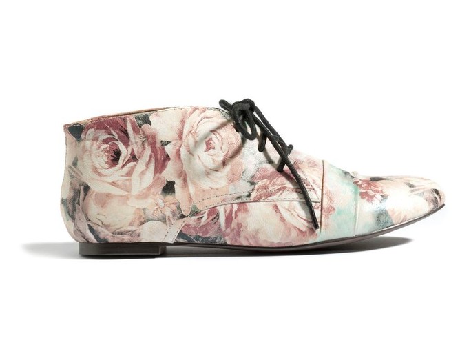 Kwiatowe obuwie na sezon wiosna-lato 2011 z kolekcji Reserved