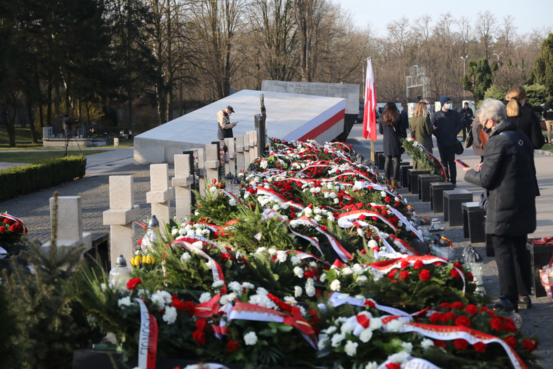 Pomnik Ofiar Katastrofy Smoleńskiej na warszawskim Cmentarzu Wojskowym na Powązkach