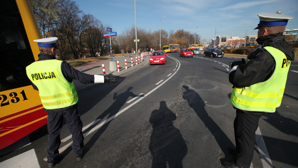 Od piątku do niedzieli na polskich drogach zginęło już 35 osób, a 440 zostało rannych. W tym czasie policjanci zatrzymali ponadto 1495 nietrzeźwych kierowców.