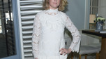 Lara Gessler w białej sukience