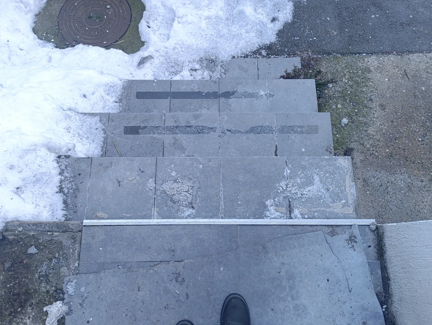 Zaleđene pločice na stepenicama ispred zgrade u Beogradu