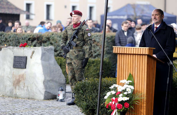 Antoni Macierewicz podczas uroczystości upamiętniających pierwszy zrzut Cichociemnych.