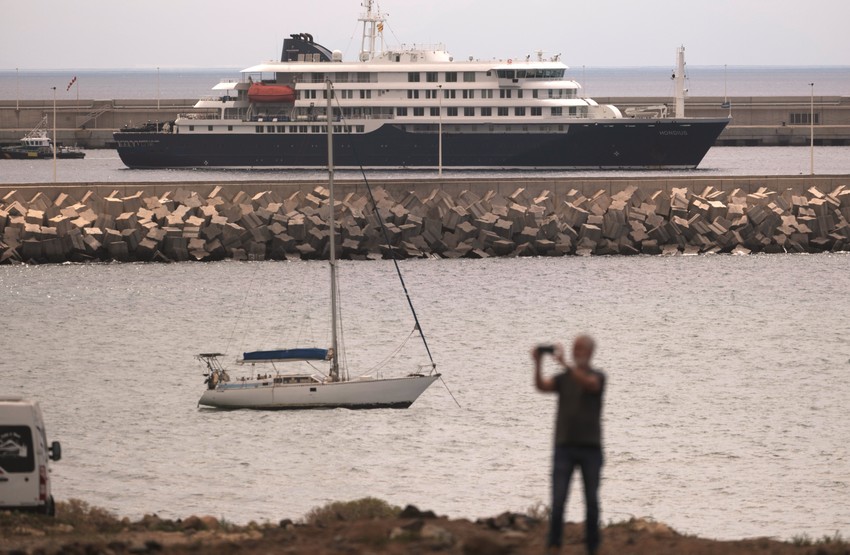Kruzer Hondijus u luci Granadilja na Tenerifima, Kanarska Ostrva, 11. maja