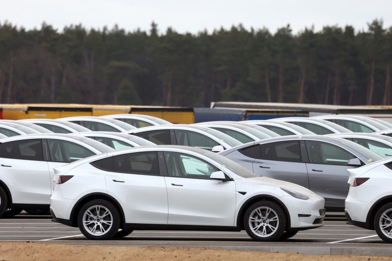 Tesla, samochody przed Gigafactory w Niemczech