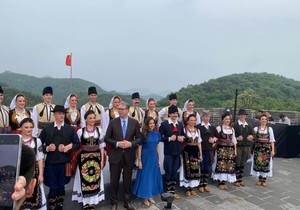 Aleksandar Vučić  i srpska delegacija na Kineskom zidu