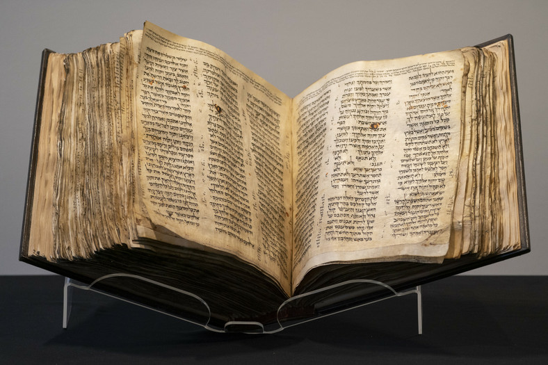 Biblia sprzed 1000 lat wystawiona na aukcję