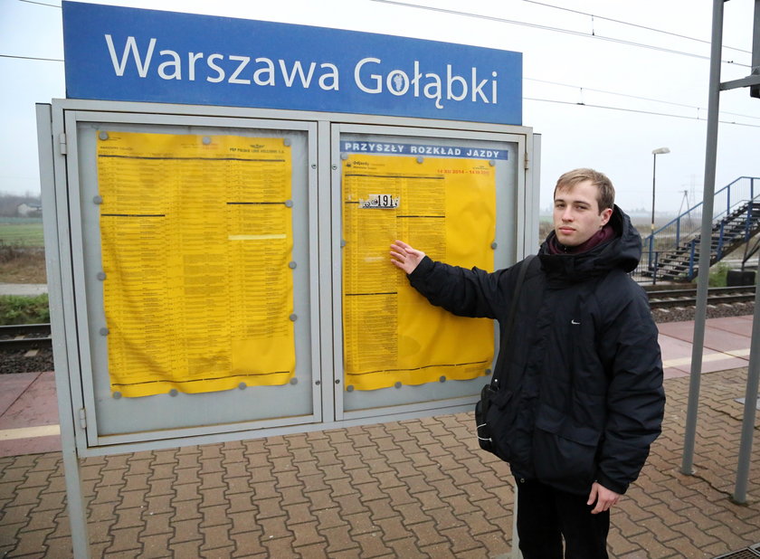 Tomasz Sobczak (21 l.) przy nowym rozkładzie jazdy na stacji kolejowej PKP Warszawa Gołąbki