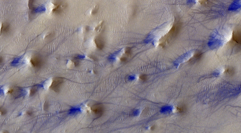 Zdjęcie marsjańskiej powierzchni wykonane przez sondę orbitującą wokół Czerwonej Planety
