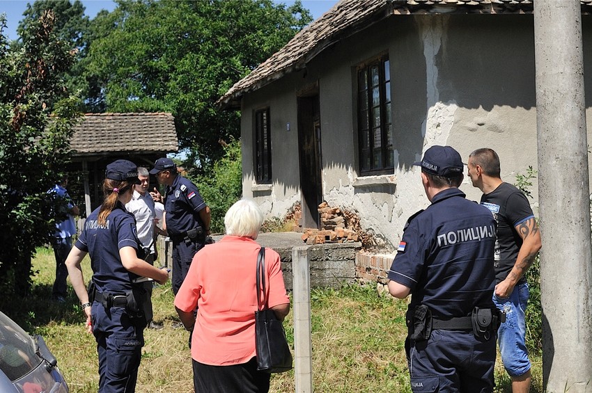 I policija sa zavađenim stranama