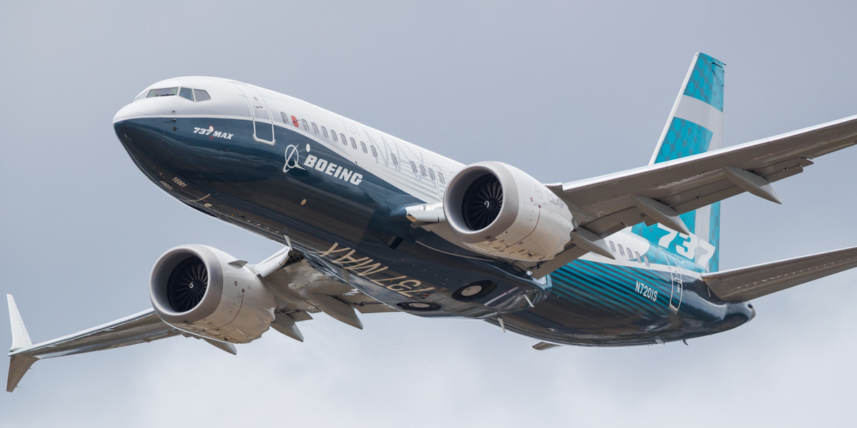 Boeing 737 MAX miał być hitem sprzedażowym amerykańskiego producenta i najnowocześniejszym wąskokadłubowym samolotem na świecie. Po dwóch katastrofach w odstępie niespełna pół roku, zrodził wiele pytań o bezpieczeństwo i wiarygodność procesu dopuszczania maszyn Boeinga do lotu. Amerykański producent zmaga się z potężnym kryzysem, za który stanowiskiem zapłacił już jego prezes Dennis Muilenburg. 