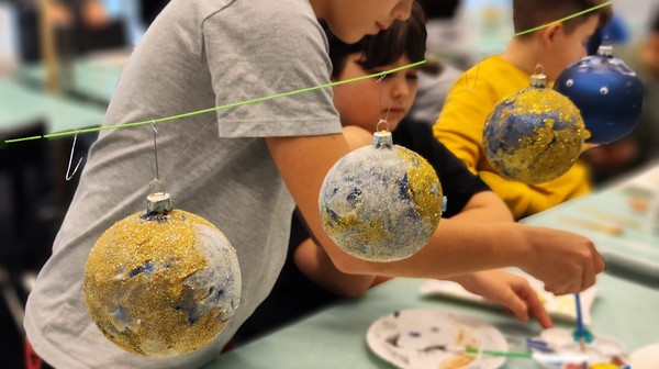 Warsztaty dekorowania bombek świątecznych potrwają od 5 do 12 grudnia. 