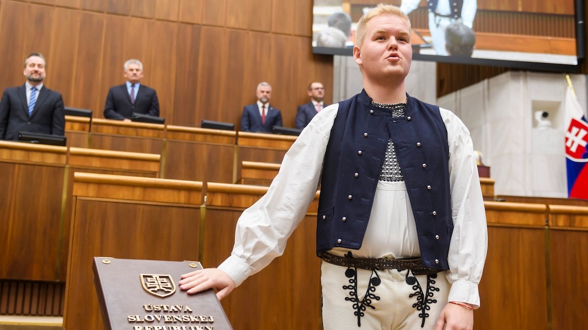 Poslanec Michal Bartek skladá sľub v Národnej rade