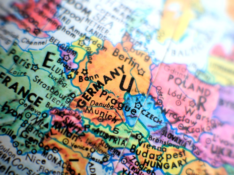 Quiz z geografii. Zadaniem jest dopasowanie miasta do dwóch, które podajemy. Zdobędziesz komplet punktów?