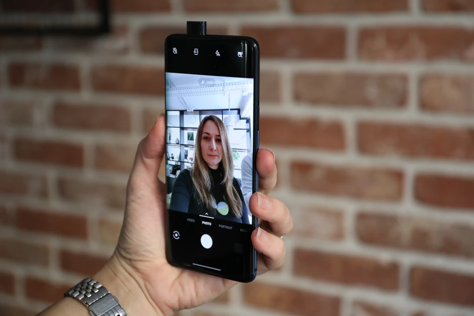 Prednja kamera ima pop up mehanizam