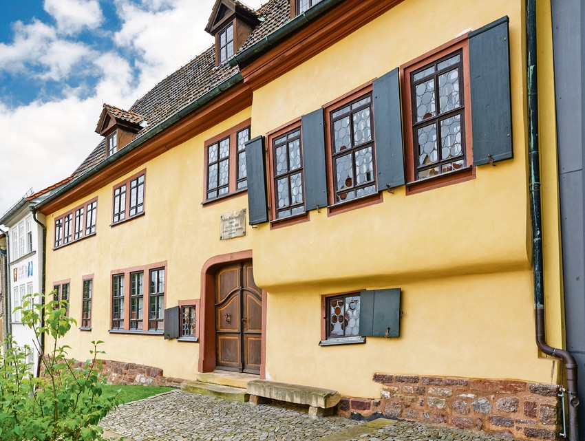  U kući se čuvaju autentični predmeti i instrumenti iz Bahovog vremena, zajedno sa njegovim rukopisima (i rukopisima njegovih ukućana jer su se svi, a posebno njegova druga žena Ana Magdalena Bah, sasvim izveštili u imitiranju njegovih notnih zapisa)