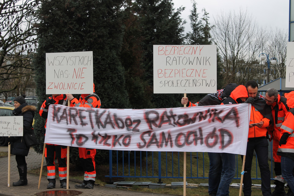 Protest ratowników medycznych w Kielcach. Bronili zwolnionych kolegów