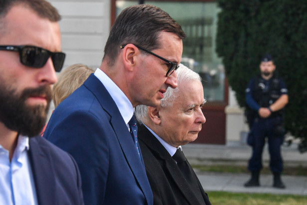 Premier Mateusz Morawiecki (2P) i wicepremier, prezes PiS Jarosław Kaczyński (P)