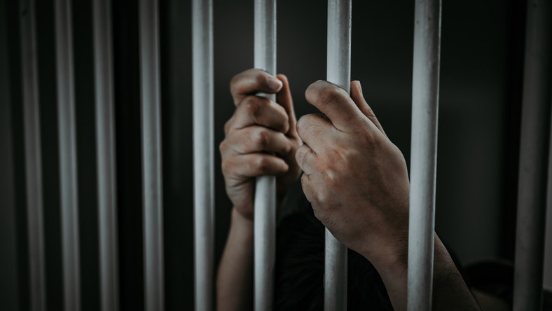 więzień, więzienie, kara, kraty, więziennictwo, służba więzienna, pozbawienie wolności, skazany. / fot. Shutterstock