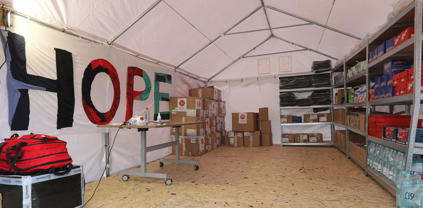 Namiot nadziei otwarty w Podlipkach. Sprawdzamy, co przygotowano dla potrzebujących migrantów [WIDEO]