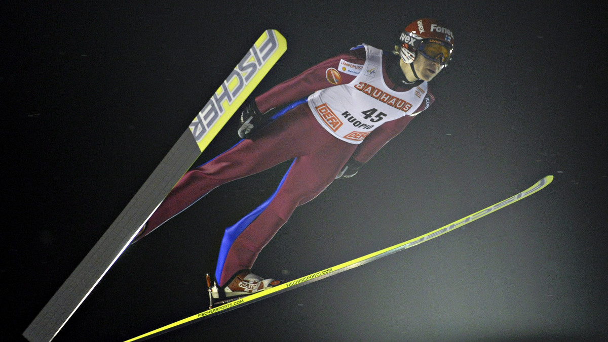 Drugi konkurs Pucharu Świata w skokach narciarskich zakończył się podwójnym zwycięstwem gospodarzy. Na pierwszym miejscu wylądował Ville Larinto, tuż za nim uplasował się Matti Hautamaeki. Najniższy stopień podium zajął Simon Ammann.