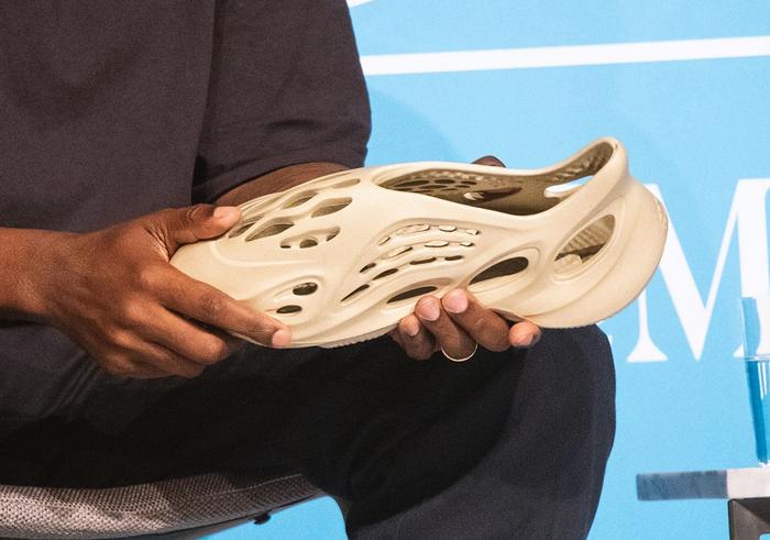 Kanye West pokazał prototyp najnowszych Yeezy. Pianka z glonów i wygląd  "Crocsów" - Noizz