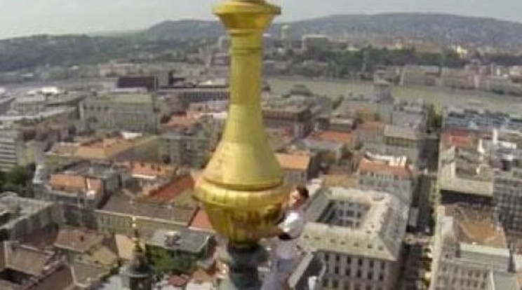 Felmászott az ukrán a Bazilika tetejére, le is filmezte - videó