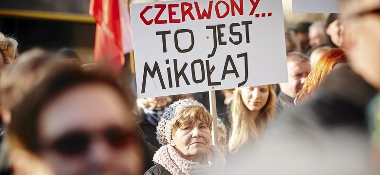 "Babcie" i "dziadkowie" wychodzą na mróz. Uliczny bunt ma kolor siwizny