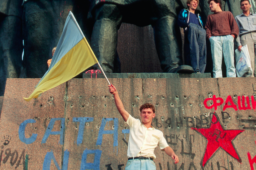 Zakazna przez lata flaga Ukrainy pod pomnikiem Lenina w Kijowie, 1 września 1991 r.