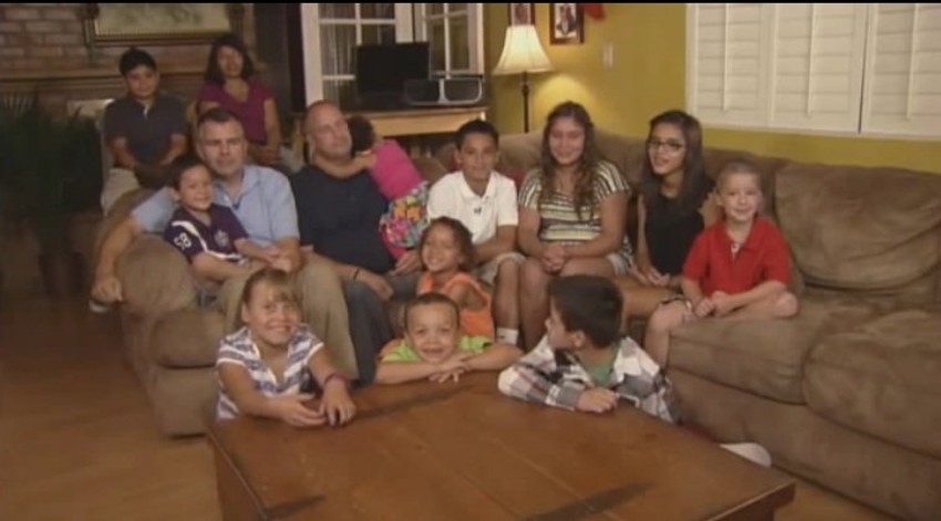 I to je srećna američka porodica: dvojica tata u gej braku i puno usvojene dece
