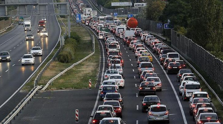 Az M0-áson csak araszolva tudnak haladni a járművek / Fotó: Fuszek Gábor