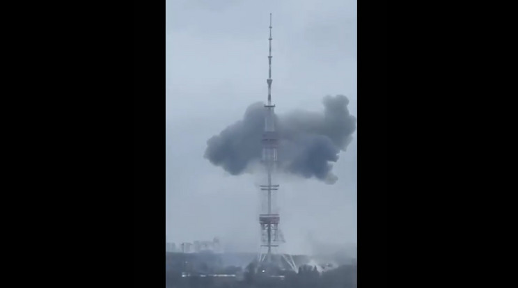 A füstölgő torony látványa sokkolta a helyi lakosokat / Fotó: Youtube