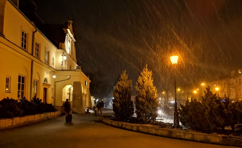 Stacja kolejowa w Żyrardowie podczas opadów śniegu. P20 Pro, tryb nocny