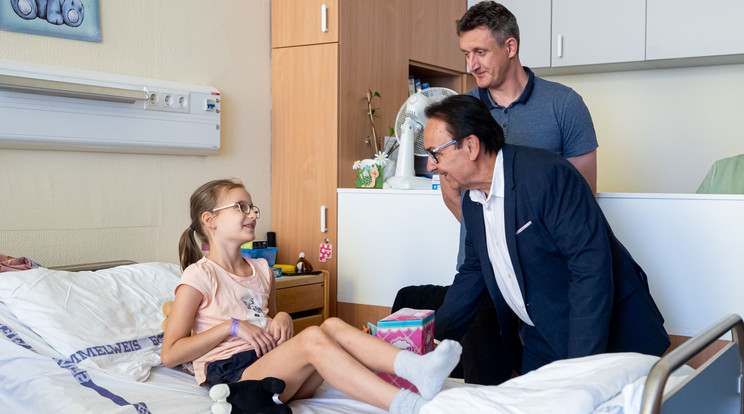 Fásy Ádám családja egymillió forintnyi játékkal érkezett a kórházba / Fotó: Semmelweis Egyetem - Kovács Attila