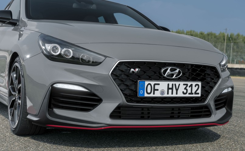 Hyundai i30 Fastback N - ten model może napędzać silnik 2.0 Turbo o mocy 250 KM w wersji standardowej lub 275 KM w opcjonalnym pakiecie Performance