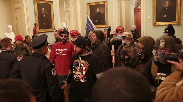 Zdjęcie z Kapitolu - zwolennicy Trumpa wdarli się do budynku po jego przemówieniu w Waszyngtonie