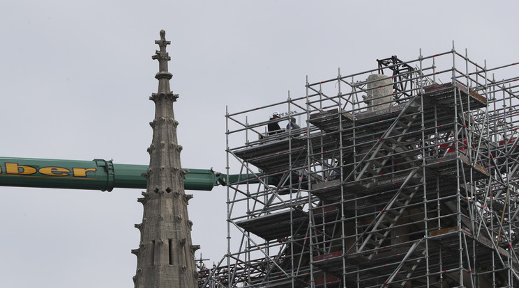 Szeptemberig befejeződhetnek a Notre-Dame huszártornyának lebontási munkálatai. /Fotó:MTI/EPA