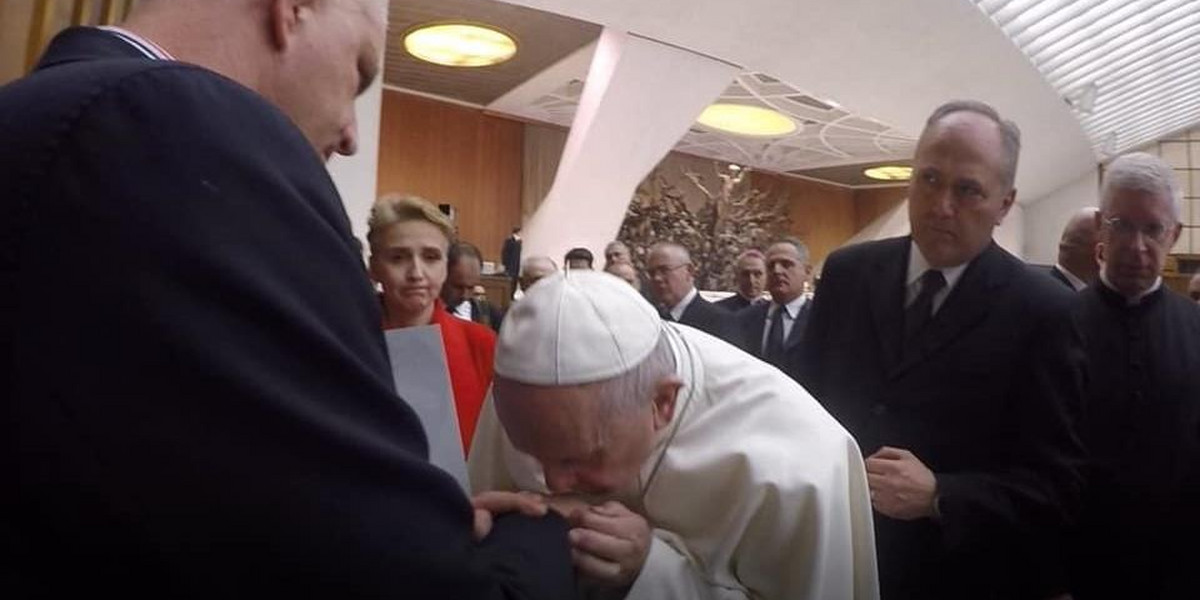 Papież pocałował w rękę polską ofiarę pedofilii w kościele