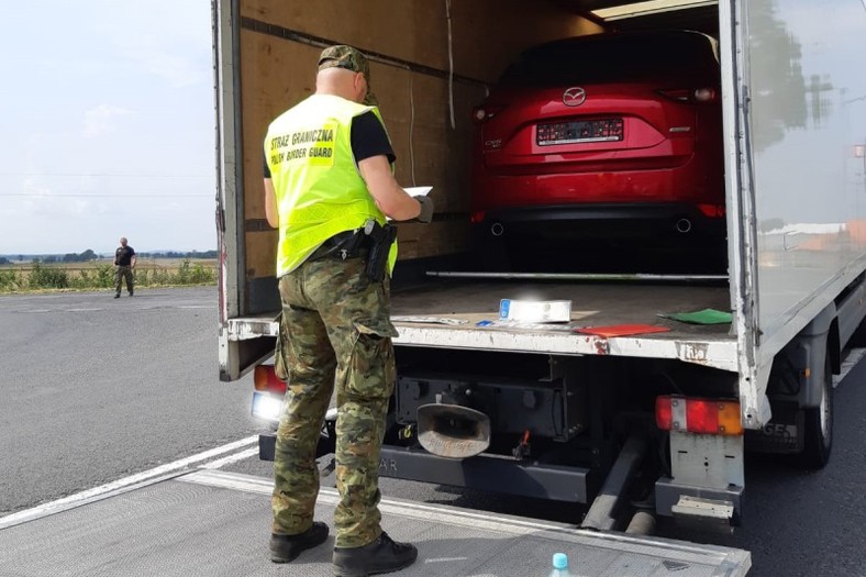 Kradzioną ciężarówką przewoził... kradzione auto