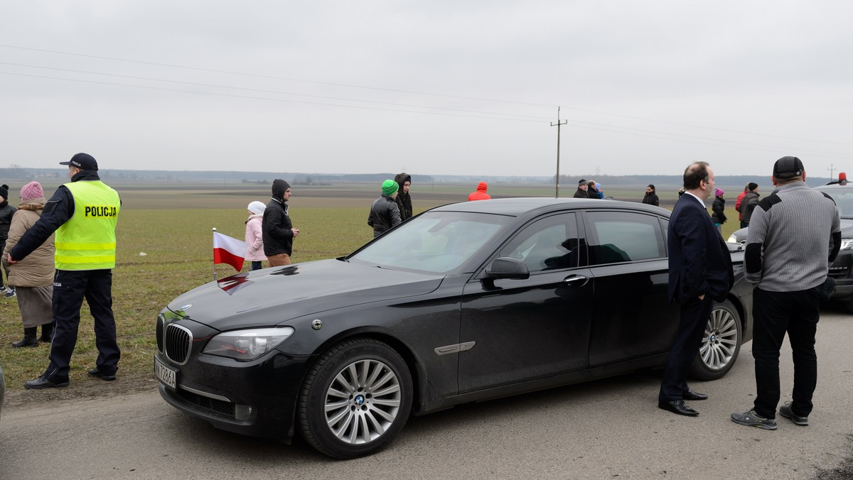 "Gruba kreska": BOR nie uchronił, a być może wręcz naraził Andrzeja Dudę na niebezpieczeństwo. Incydent z udziałem limuzyny, którą poruszał się prezydent, mógł się zakończyć dramatycznie. Z kolei pozytywnie, a więc jest nad "grubą kreską", w tym tygodniu zapisało się Ministerstwo Zdrowia, które - wreszcie - zdecydowało o refundowaniu leków na bazie marihuany.