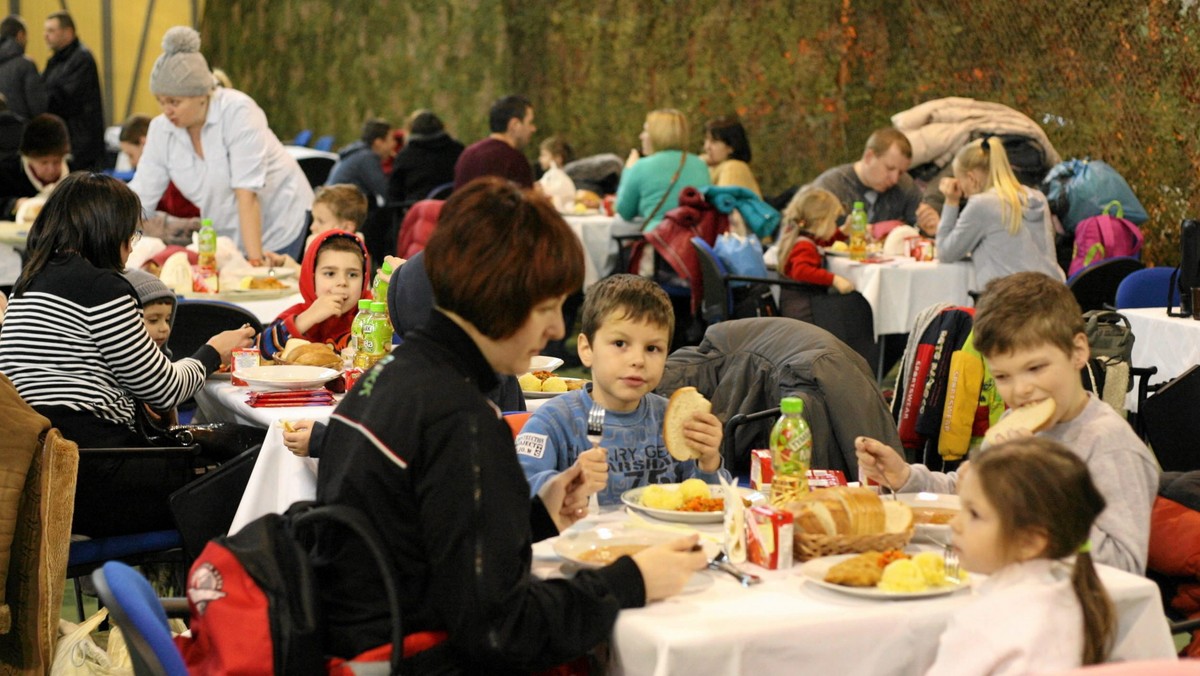 Kolejnych kilka rodzin ewakuowanych w styczniu z Donbasu wyprowadziło się w ostatnich dniach z ośrodka "Caritas' w Rybakach. Będą teraz mieszkać m.in. w Koszalinie, Gdańsku i Lubaniu - poinformował dyrektor ośrodka Caritas w Rybakach ks. Piotr Hartkiewicz.