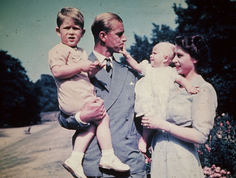 Królowa Elżbieta II z księciem Filipem i dziećmi: Karolem i Anną