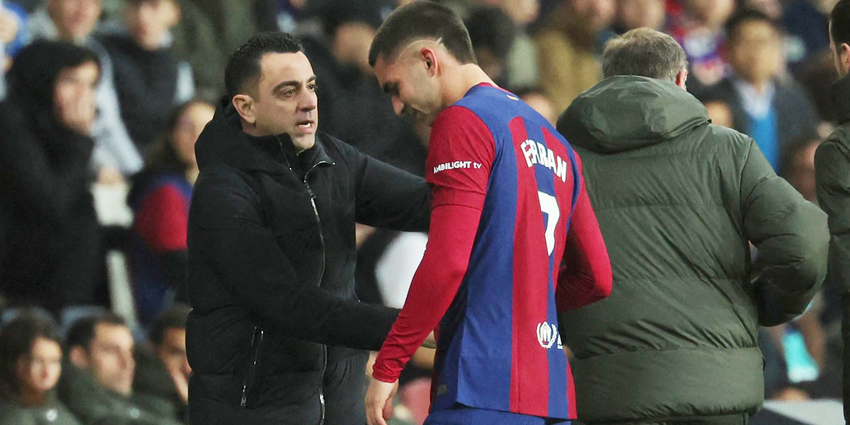 Napastnik Barcelony zalał się łzami. Musiał pocieszać go Xavi.