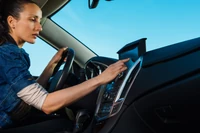 Ekran dotykowy w aucie zwiększa ryzyko wypadku? Potwierdzają to najnowsze badania