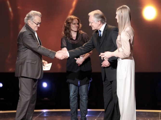 Agata Buzek i Andrzej Seweryn gratulują Jerzemu Skolimowskiemu i Ewie Piaskowskiej, których film 'Essential Killing' zwyciężył w kategorii najlepszy film.