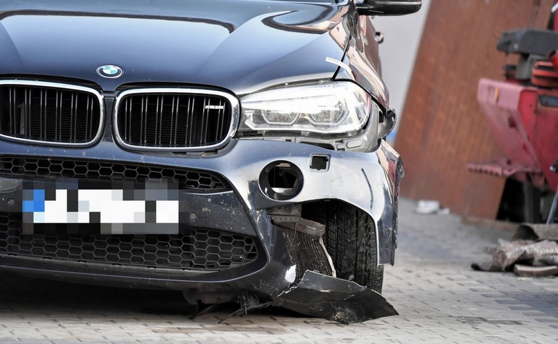 Rozbity samochód BMW X6M na policyjnym parkingu depozytowym w Niechcicach k. Piotrkowa Trybunalskiego